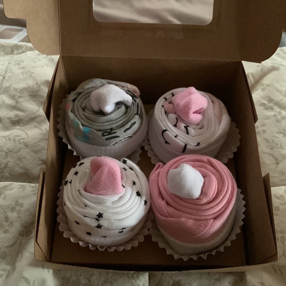 🧁Onesie & Socks Baby Girl Gift “CUPCAKES!” Onesies & Baby Socks Cupcake 4ct Box - Picture 3 of 13